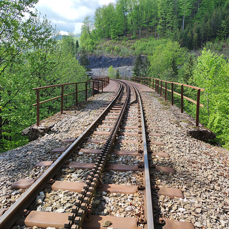 Opravy železničných tratí a mostov.
